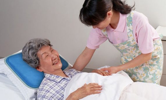 Thuê giúp việc chăm sóc người già - dịch vụ được nhiều gia đình quan tâm